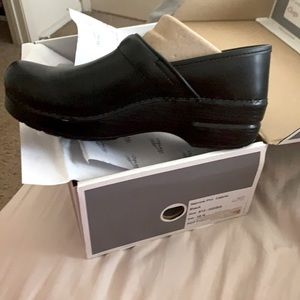 Professional Women’s Dansko Black leather Clogs 8.5-9 Narrow-New